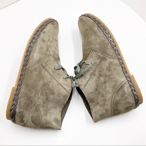 {Aetrex} Addison Suede Lace-Up Sneaker Booties - Picture 10 of 16